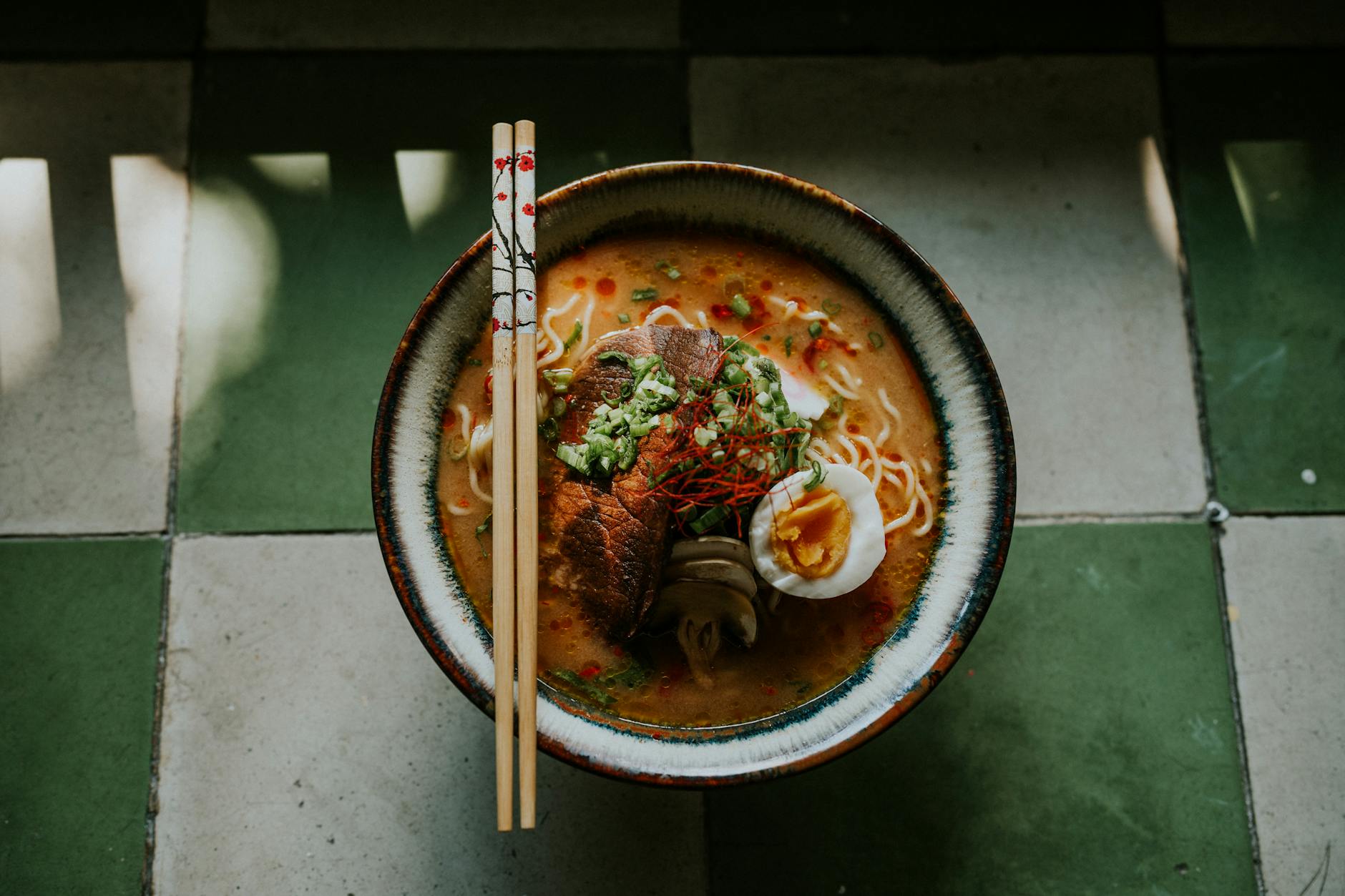 Japán ramen: tokiói shoyu és oszakai tonkotsu titkai
