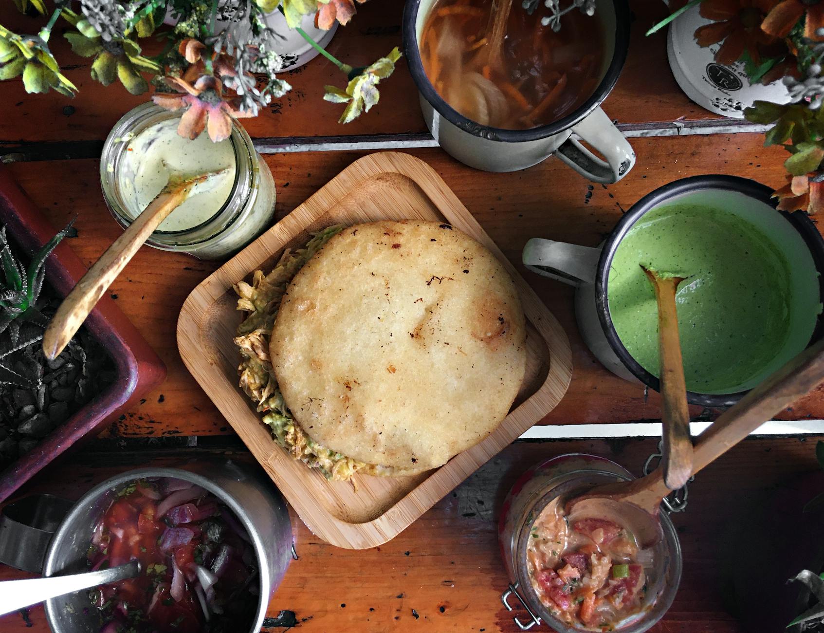Kolumbiai arepa – töltött kukoricás lepény a Karib-térségből