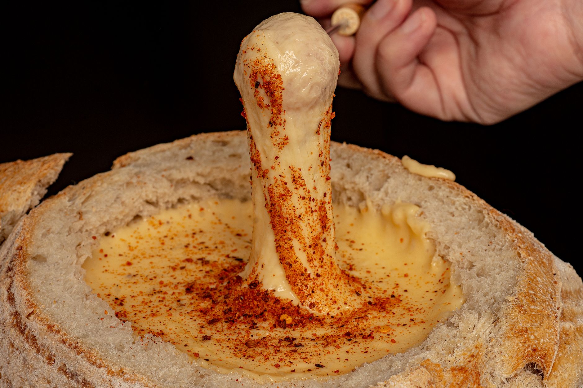 Svájci fondue: az eredeti sajtos mártogatós titka Alpokból