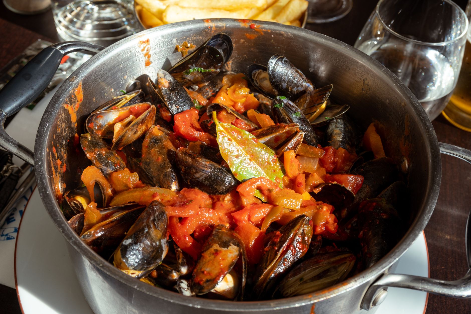 Belga moules-frites – klasszikus sörfőzde stílusú kagyló sült krumplival